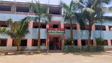 ক্লাসে শিক্ষার্থীরা, কিন্তু উৎপল নেই