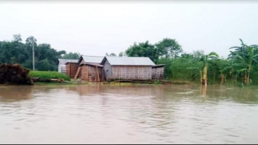 চাঁপাইনবাবগঞ্জে সুপেয় পানি সংকটে চরম দুর্ভোগে বন্যার্তরা