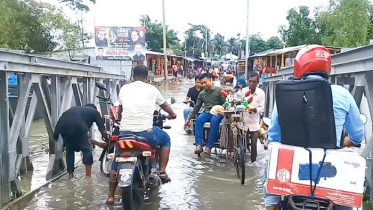 মোরেলগঞ্জ ফেরির পল্টুনের সংযোগ সড়ক পানিতে ডুবে গেছে