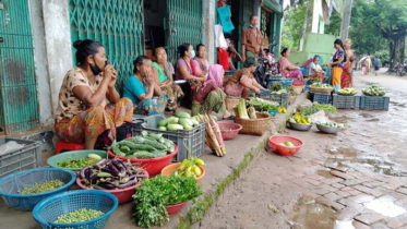 পাহাড় কন্যাদের বাজার