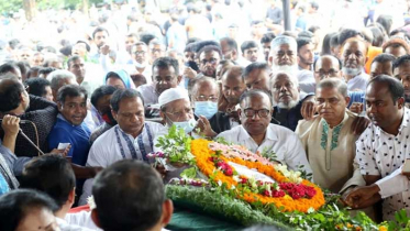 শহীদ মিনারে সাজেদা চৌধুরীকে সর্বস্তরের মানুষের শ্রদ্ধা