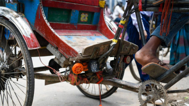 মিরপুরে পুলিশ বক্স ভাঙচুর করল ব্যাটারিচালিত রিকশা চালকরা