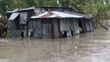 হাতিয়ায় অস্বাভাবিক জোয়ারে লোকালয় প্লাবিত