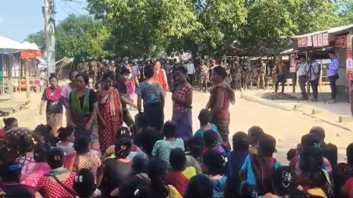 সাজেকে সড়ক অবরোধ, পথে আটকে পড়েছেন আড়াই হাজার পর্যটক সাজেকে সড়ক অবরোধ, পথে আটকে পড়েছেন আড়াই হাজার পর্যটক