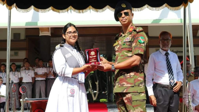 আদমজী ক্যান্টনমেন্ট কলেজের প্রিন্সিপ্যাল অ্যাওয়ার্ড গ্রহণ করছেন তামিমা