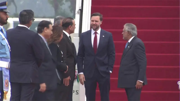 ইসলামাবাদে পৌঁছার পর মার্কিন ভাইস প্রেসিডেন্টকে অভ্যর্থনা জানান পাকিস্তানের পররাষ্ট্রমন্ত্রী