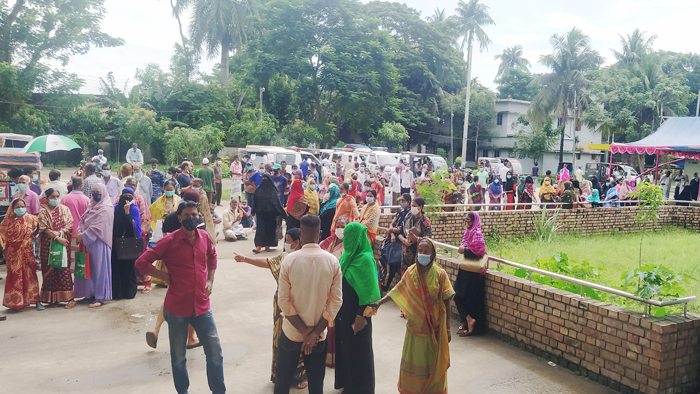 বাগেরহাট সদর হাসপাতালে করোনা টিকাদান কেন্দ্রের সামনের চিত্র