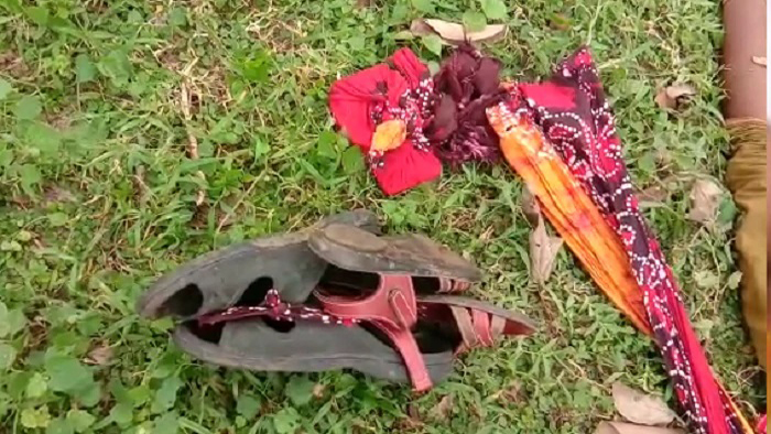 নবদম্পতির জুতা ও সেই ওড়না। নবদম্পতির জুতা ও সেই ওড়না।