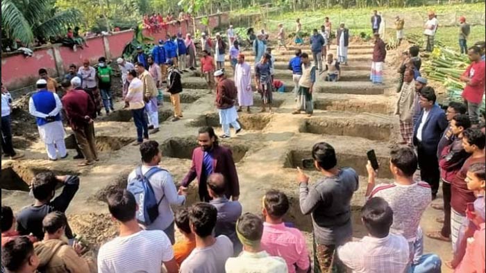 বরগুনার ঢলুয়া ইউনিয়নের পোটকাখালী এলাকায় নিহতদের দাফনের প্রস্তুতি