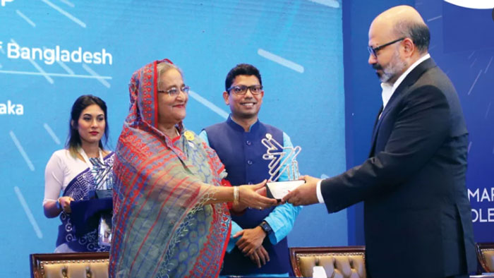 প্রধানমন্ত্রীর কাছ থেকে সম্মাননা স্মারক গ্রহণ করছেন বিকাশের প্রতিষ্ঠাতা কামাল কাদীর প্রধানমন্ত্রীর কাছ থেকে সম্মাননা স্মারক গ্রহণ করছেন বিকাশের প্রতিষ্ঠাতা কামাল কাদীর