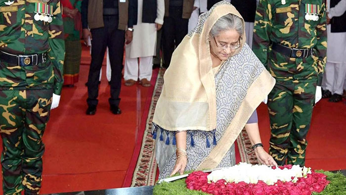 বঙ্গবন্ধুর প্রতিকৃতিতে ফুল দিয়ে শ্রদ্ধা জানান প্রধানমন্ত্রী। ফাইল ছবি