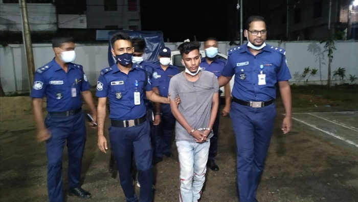পুলিশের হাতে গ্রেফতার সেই ‘ক্লোন-মাস্টার’ পুলিশের হাতে গ্রেফতার সেই ‘ক্লোন-মাস্টার’