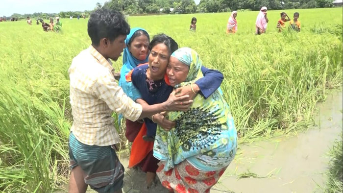 নিহত শিশু সায়মনের স্বজনদের আহাজারি। ছবি: একুশে টেলিভিশন