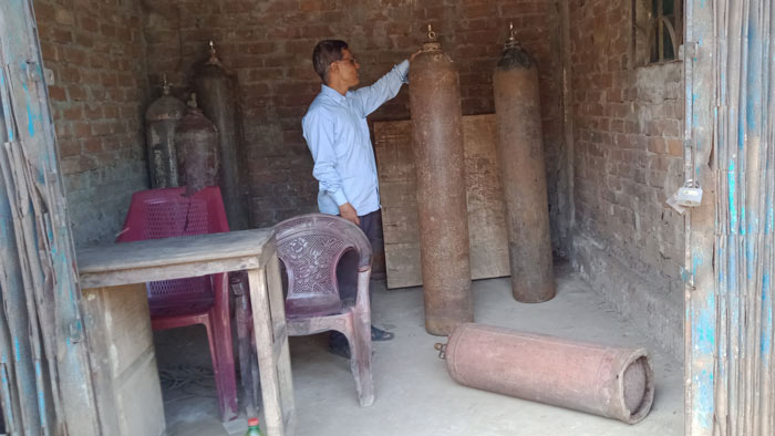 এই দোকান থেকে ৫টি বড় গ্যাস সিলিন্ডার নিয়ে যায় চোরচক্র এই দোকান থেকে ৫টি বড় গ্যাস সিলিন্ডার নিয়ে যায় চোরচক্র