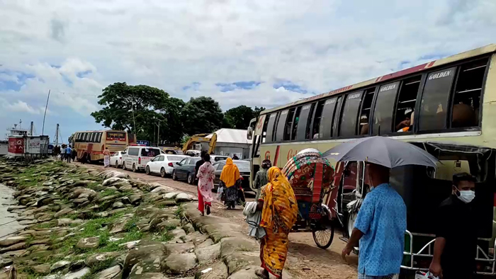 দৌলতদিয়া ফেরিঘাটের একটি চিত্র