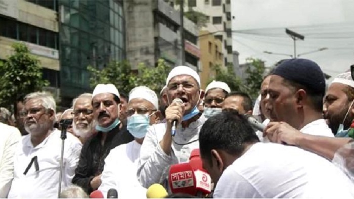 জানাজায় বক্তব্য রাখছেন মির্জা ফখরুল ইসলাম আলমগীর