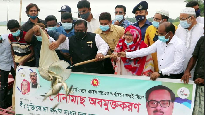 জবই বিলে মাছের পোনা অবমুক্ত করছেন খাদ্যমন্ত্রী সাধন চন্দ্র মজুমদার