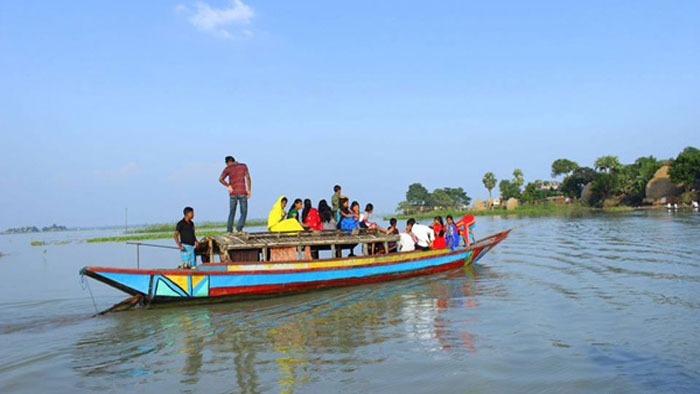 হালতি বিলে নৌকা ভ্রমণ। ফাইল ছবি