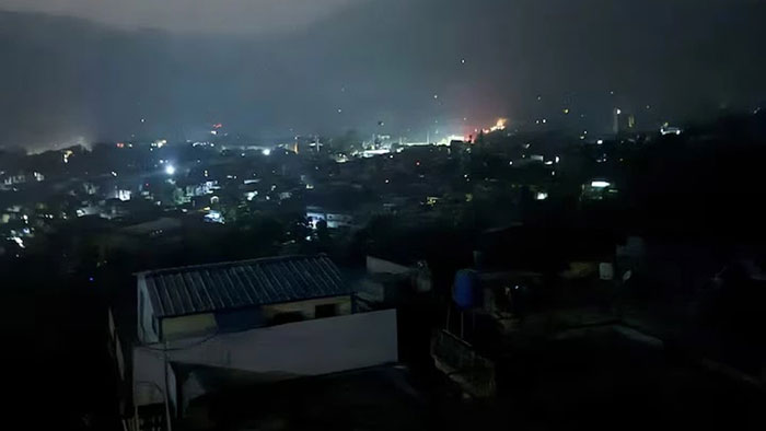 ভারতের মিসাইল হামলার পর আলোকিত হয়ে ওঠে পাকিস্তানের আজাদ কাশ্মিরের রাজধানী মুজাফফরাবাদ। ভারতের মিসাইল হামলার পর আলোকিত হয়ে ওঠে পাকিস্তানের আজাদ কাশ্মিরের রাজধানী মুজাফফরাবাদ।