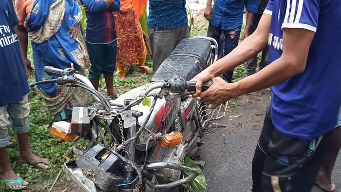 দুর্ঘটনা কবলিত সেই মোটরসাইকেল- ছবি একুশে টেলিভিশন।