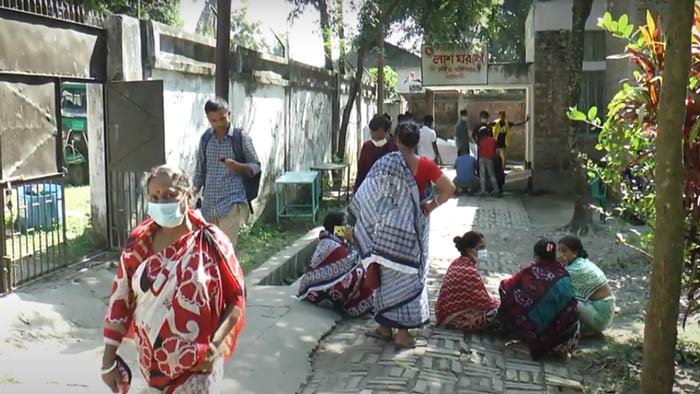 নরসিংদী সদর হাসপাতাল মর্গের সামনে নিহতের স্বজনদের ভীড়