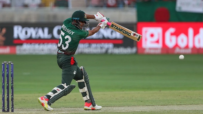 ক্যারিয়ার সেরা ইনিংস খেলার পথে মিরাজের একটি শট ক্যারিয়ার সেরা ইনিংস খেলার পথে মিরাজের একটি শট