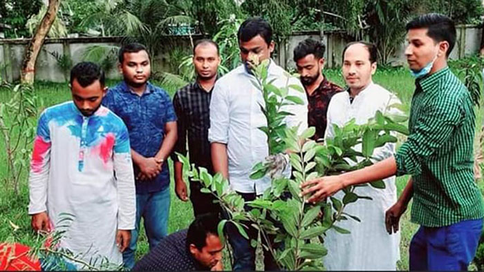 মঠবাড়িয়ায় বৃক্ষরোপণ কর্মসূচির উদ্ভোধন করছেন বাংলাদেশ ছাত্রলীগ মহানগর উত্তর সভাপতি মো. ইব্রাহীম হোসেন