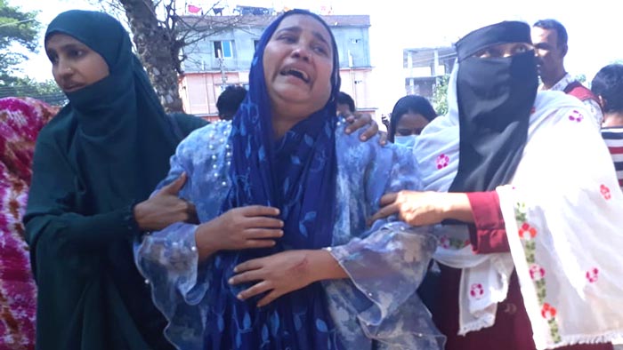 ছেলের মৃত্যুতে মায়ের আহাজারি ছেলের মৃত্যুতে মায়ের আহাজারি