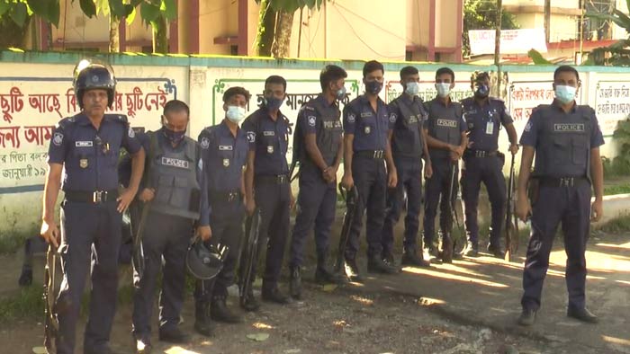 সড়কে অবস্থান নিয়েছে নিরাপত্তা বাহিনীর সদস্যরা। ছবি: একুশে টেলিভিশন