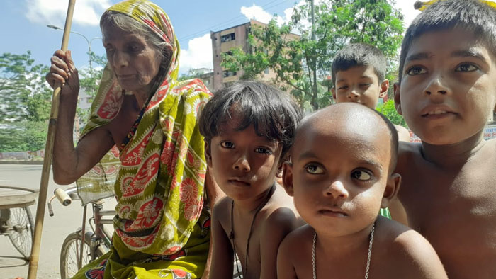 অসহায় তাহেরা খাতুন ও সঙ্গে কয়েকটি শিশু। স্থান মালিবাগ।