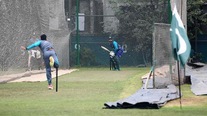 দেশের পতাকা টানিয়ে অনুশীলনে পাকিস্তান দলের সদস্যরা