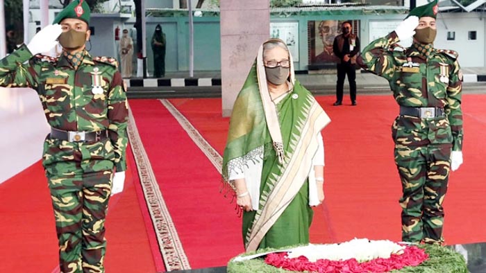 বঙ্গবন্ধুর প্রতিকৃতিতে ফুল দিয়ে শ্রদ্ধা জানাচ্ছেন প্রধানমন্ত্রী শেখ হাসিনা