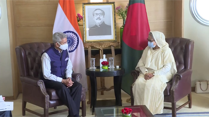 নয়াদিল্লিতে বৈঠকে প্রধানমন্ত্রী শেখ হাসিনা ও ভারতের পররাষ্ট্রমন্ত্রী এস জয়শঙ্কর। ছবি: একুশে টিভি নয়াদিল্লিতে বৈঠকে প্রধানমন্ত্রী শেখ হাসিনা ও ভারতের পররাষ্ট্রমন্ত্রী এস জয়শঙ্কর। ছবি: একুশে টিভি