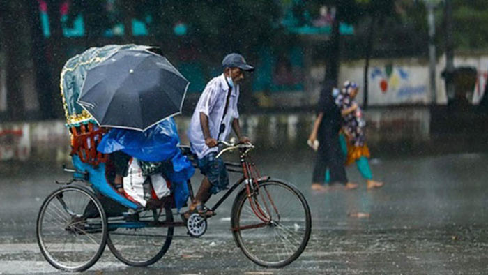 সাতসকালে ভিজল রাজধানী, বিড়ম্বনায় অফিসগামীরা