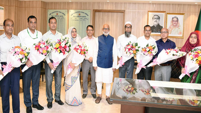 পদোন্নতিপ্রাপ্ত কর্মকর্তাদের সঙ্গে মৎস্য ও প্রাণিসম্পদ মন্ত্রী শ ম রেজাউল করিম এমপি পদোন্নতিপ্রাপ্ত কর্মকর্তাদের সঙ্গে মৎস্য ও প্রাণিসম্পদ মন্ত্রী শ ম রেজাউল করিম এমপি