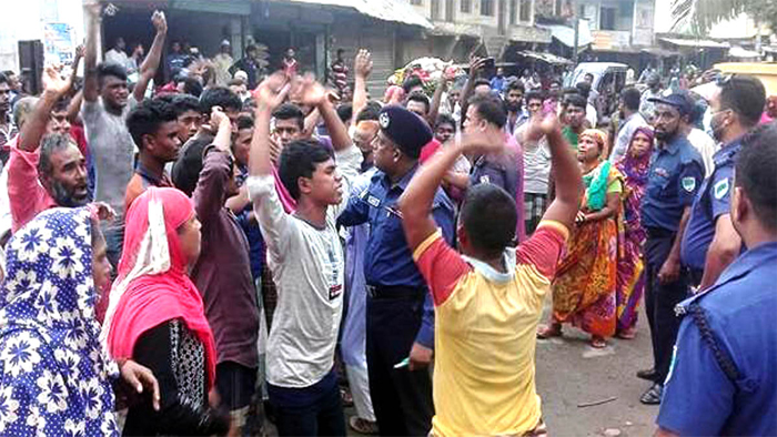 ভাইস চেয়ারম্যান মশিউর রহমানকে গ্রেফতারের দাবিতে সাতক্ষীরার তালা উপজেলা সদরে গ্রামবাসীর বিক্ষোভ