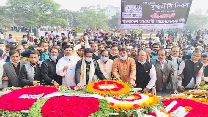 রায়েরবাজার বধ্যভূমি স্মৃতিসৌধে শ্রদ্ধাঞ্জলি নিবেদনকালে স্বেচ্ছাসেবক লীগ-এর নেতৃবৃন্দ।