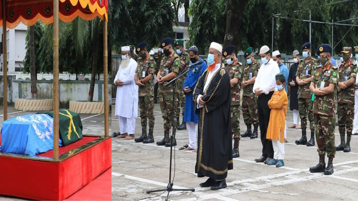 সেনা কর্মকর্তা লেঃ কর্নেল এ কে এম মাহমুদুল হাসানের জানাজায় ভারপ্রাপ্ত সেনাপ্রধানসহ অন্যরা