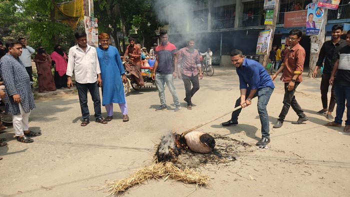 উপজেলা চেয়ারম্যানের  কুশপুত্তলিকা দাহ করছেন বিক্ষুব্ধ কর্মীরা