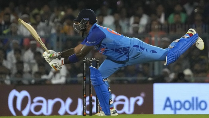 এভাবেই বড় তাড়িয়ে বাউন্ডারি আদায় করেন সূর্যকুমার যাদব এভাবেই বড় তাড়িয়ে বাউন্ডারি আদায় করেন সূর্যকুমার যাদব