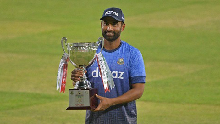 সিরিজ ট্রফি হাতে ওয়ানডে ক্যাপ্টেন তামিম ইকবাল সিরিজ ট্রফি হাতে ওয়ানডে ক্যাপ্টেন তামিম ইকবাল