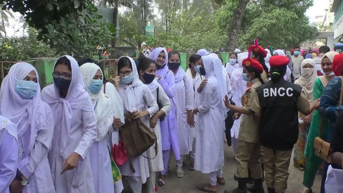 টিকা নেয়ার জন্য লাইনে দাঁড়িয়েছেন শিক্ষার্থীরা